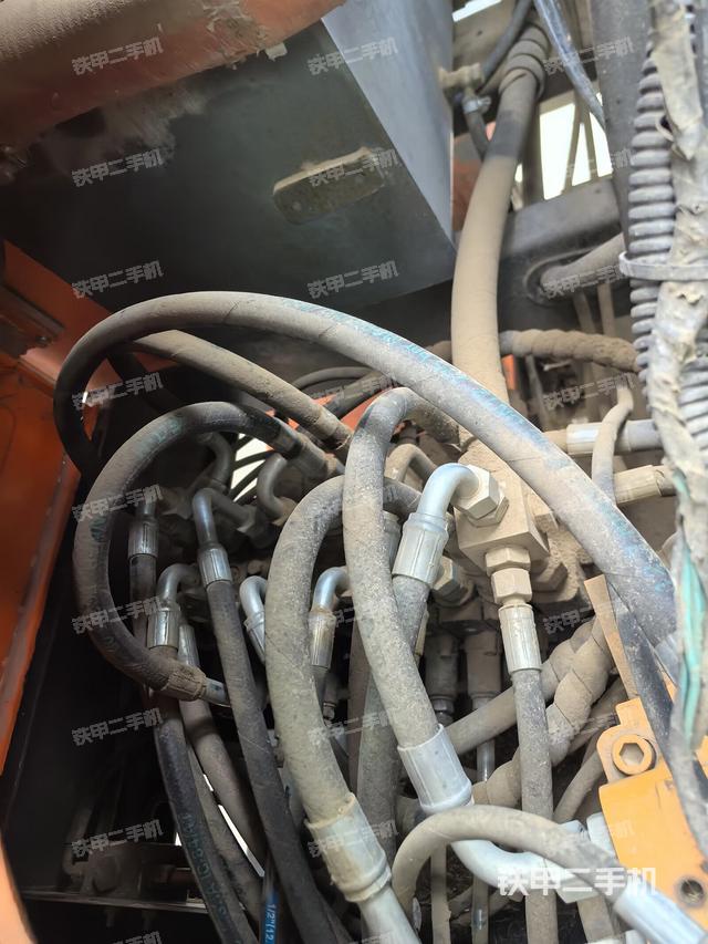 液压泵舱室正面整体（整机外观）