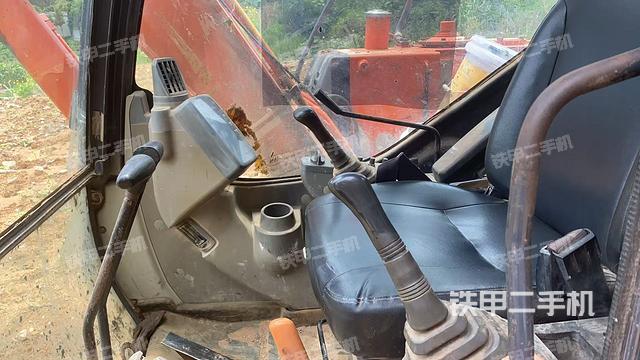 駕駛室整體(整機(jī)外觀) 駕駛室整體(整機(jī)外觀)