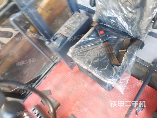 駕駛室內(nèi)部(駕駛室/操作室) 駕駛室內(nèi)部(駕駛室/操作室)