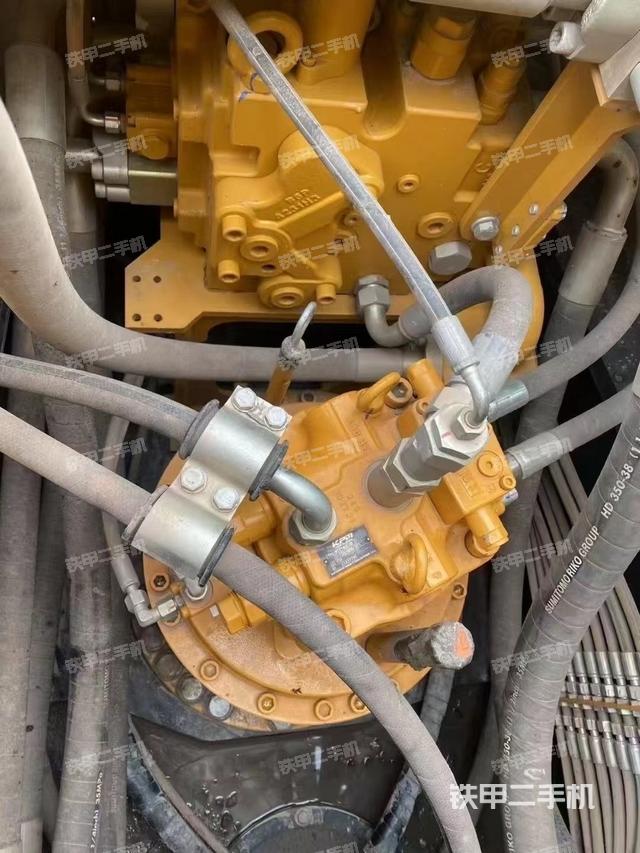 回转马达和主控阀(整机外观) 回转马达和主控阀(整机外观)