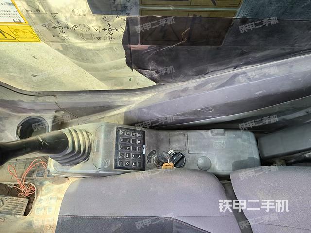 座椅右侧控制台/钥匙门/油门/含右手柄(驾驶室部分) 座椅右侧控制台/钥匙门/油门/含右手柄(驾驶室部分)