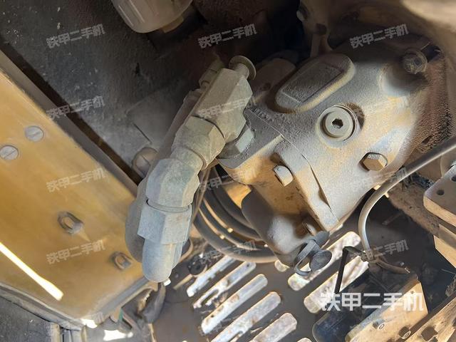 液压泵舱室正面整体(整机外观) 液压泵舱室正面整体(整机外观)