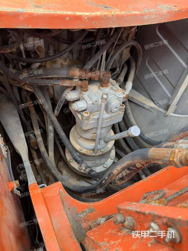 回转马达和主控阀（整机外观）