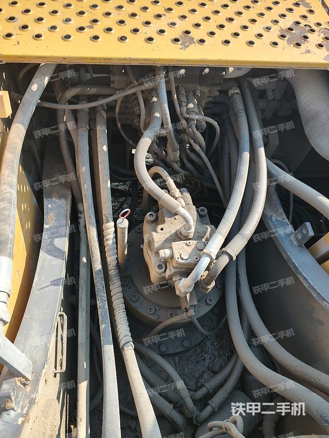 回转马达和主控阀(整机外观) 回转马达和主控阀(整机外观)