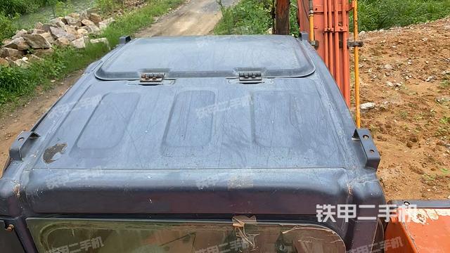 駕駛室頂部(整機(jī)外觀) 駕駛室頂部(整機(jī)外觀)