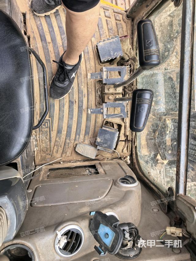 行走控制手柄和踏板 俯拍(驾驶室部分) 行走控制手柄和踏板 俯拍(驾驶室部分)