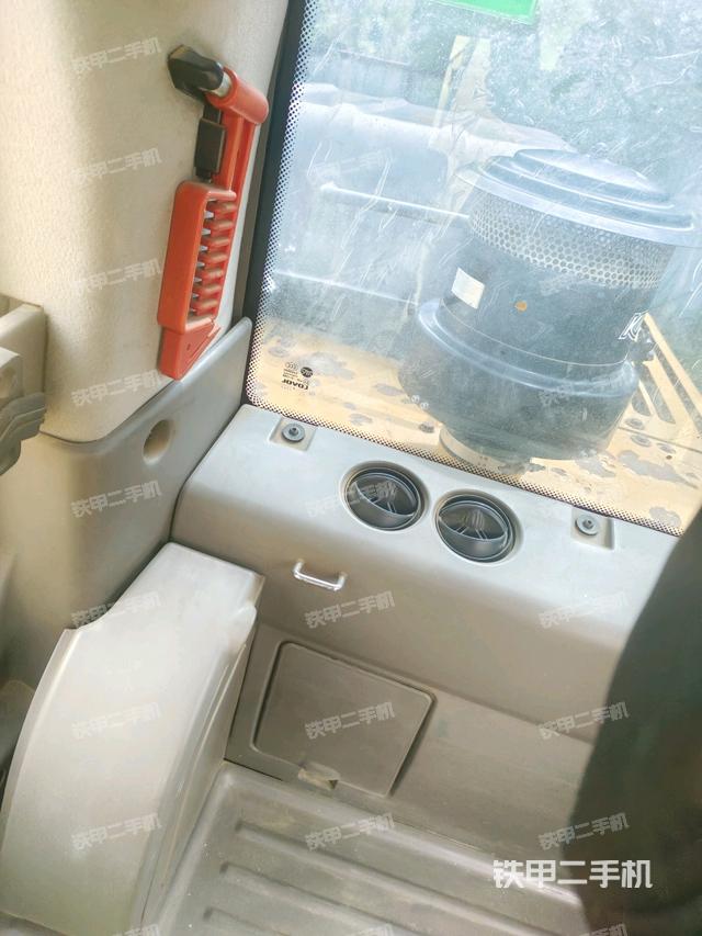 后窗玻璃角標(駕駛室部分) 后窗玻璃角標(駕駛室部分)