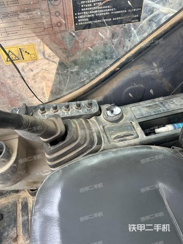 座椅右側(cè)控制臺/鑰匙門/油門/含右手柄（駕駛室部分）