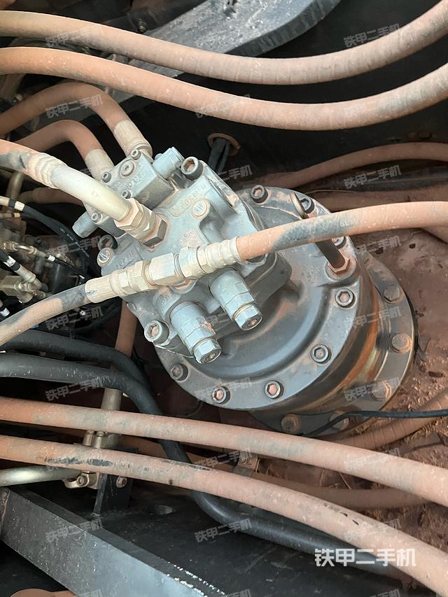 回轉(zhuǎn)馬達(dá)和主控閥（整機(jī)外觀）