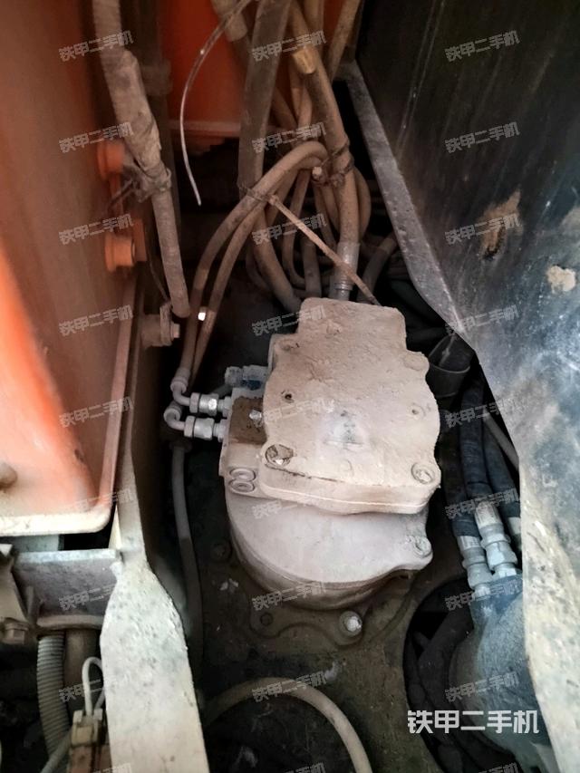 回转马达和主控阀(整机外观) 回转马达和主控阀(整机外观)