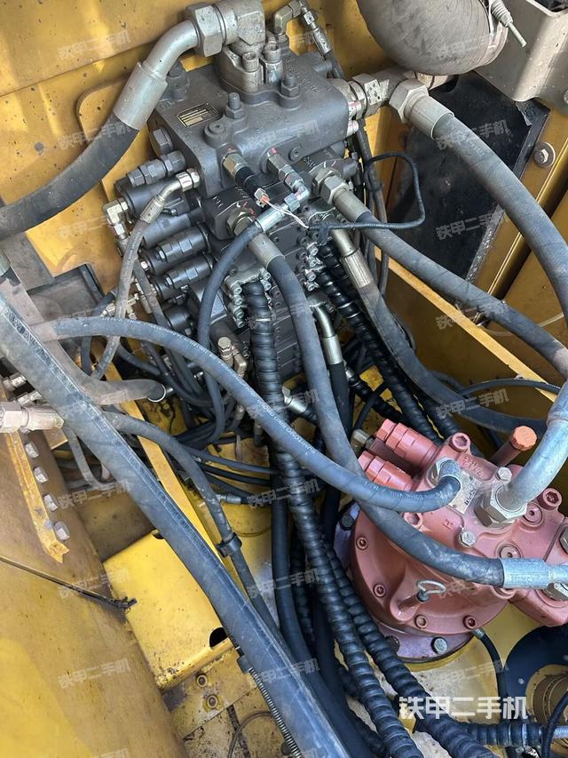 回转马达和主控阀（整机外观）