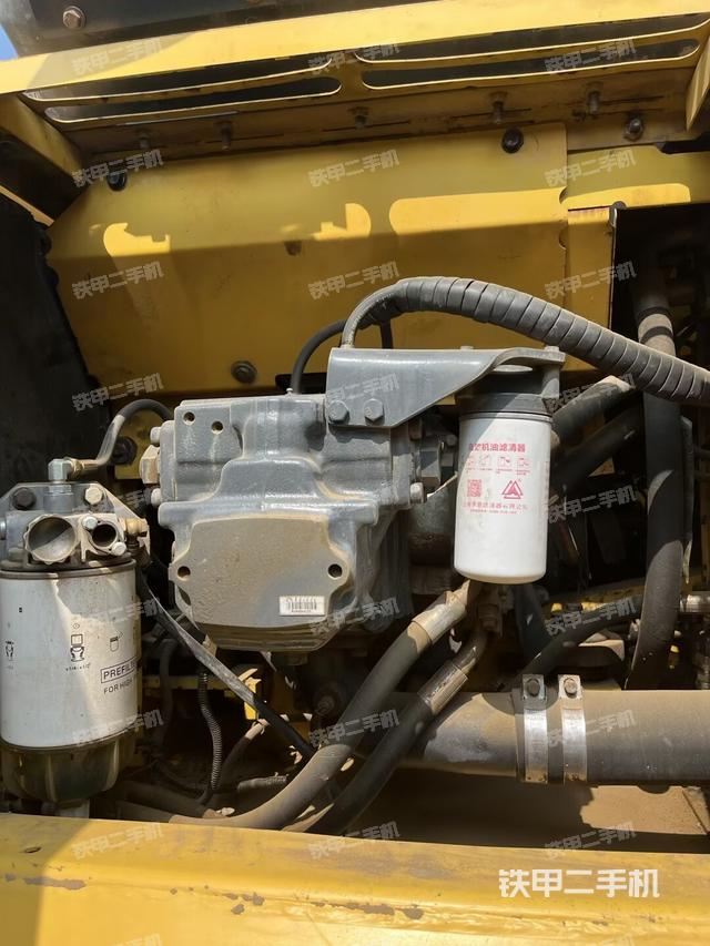 液压泵舱室正面整体(整机外观) 液压泵舱室正面整体(整机外观)