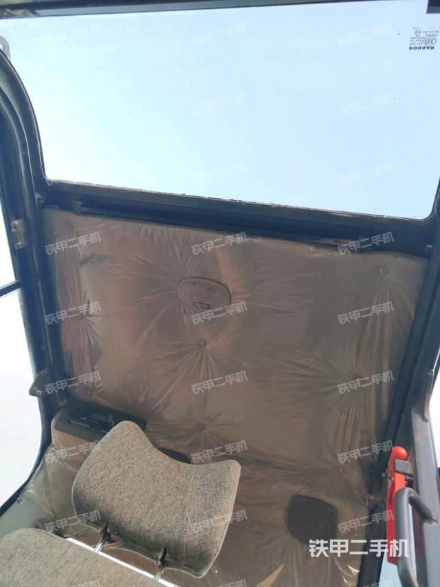 驾驶室顶部(整机外观) 驾驶室顶部(整机外观)