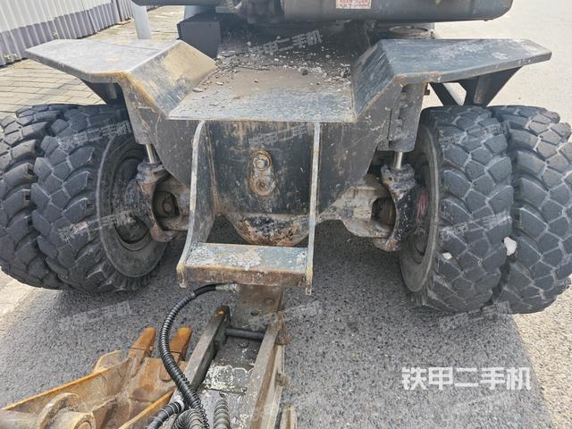 轉(zhuǎn)盤和下車架正前(工作和回轉(zhuǎn)裝置) 轉(zhuǎn)盤和下車架正前(工作和回轉(zhuǎn)裝置)