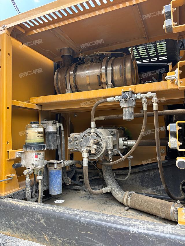 液压泵舱室正面整体(整机外观) 液压泵舱室正面整体(整机外观)