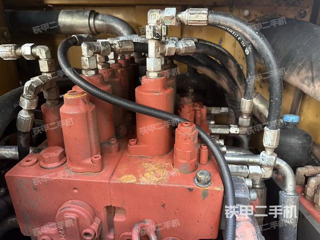 回转马达和主控阀（整机外观）