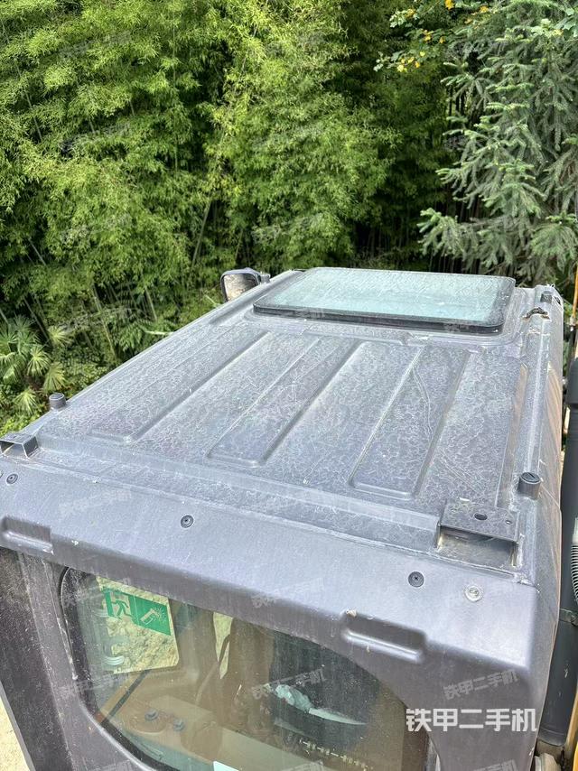 驾驶室顶部(整机外观) 驾驶室顶部(整机外观)