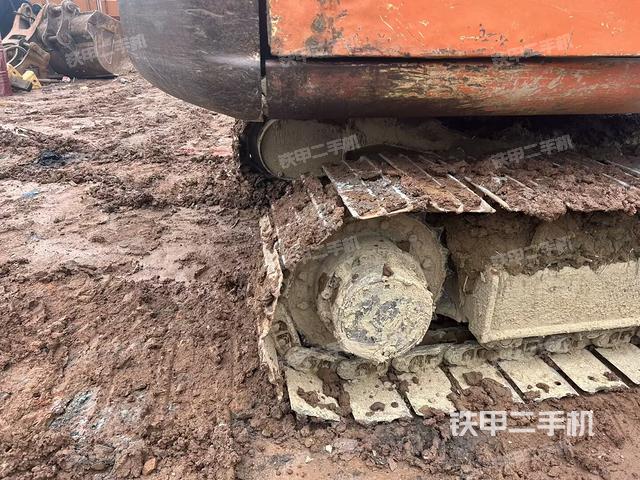 左驅(qū)動輪（行走機構(gòu)）