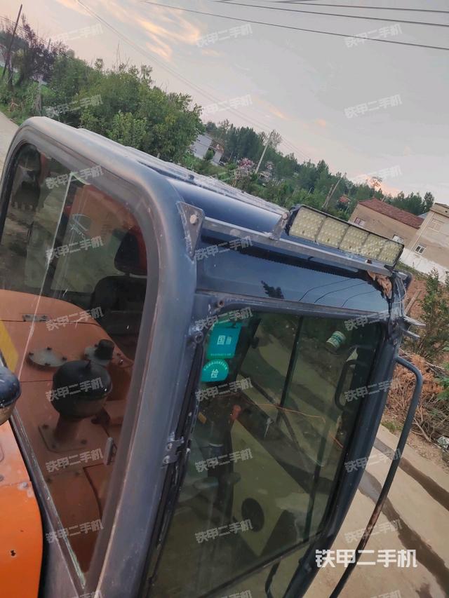 驾驶室顶部(整机外观) 驾驶室顶部(整机外观)