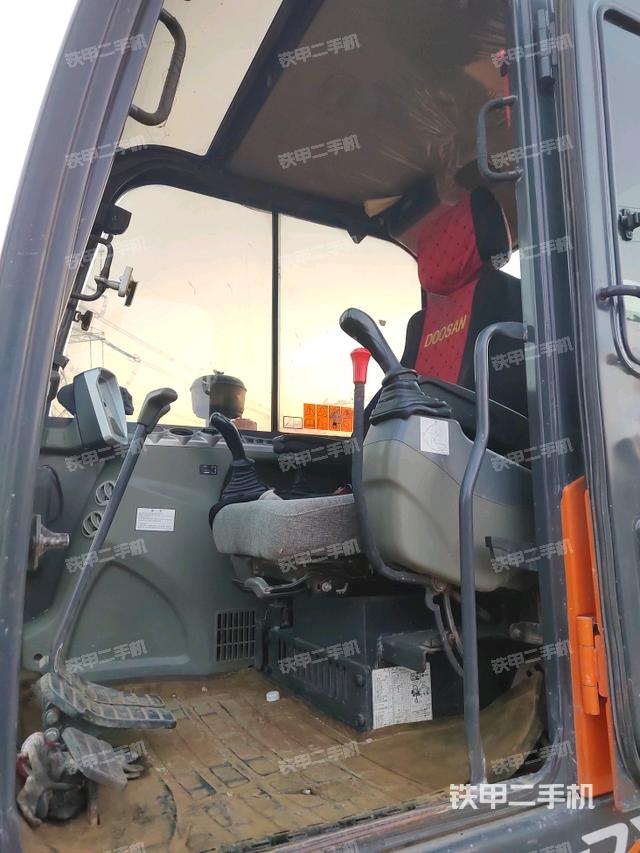 驾驶室整体(整机外观) 驾驶室整体(整机外观)