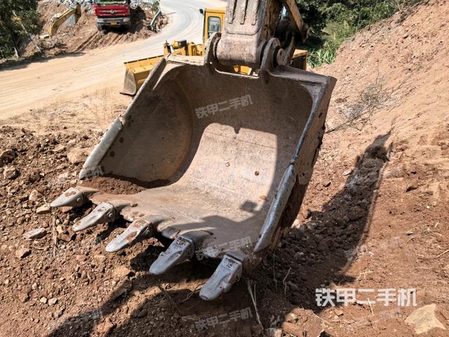 小臂整体右前(工作和回转装置) 小臂整体右前(工作和回转装置)