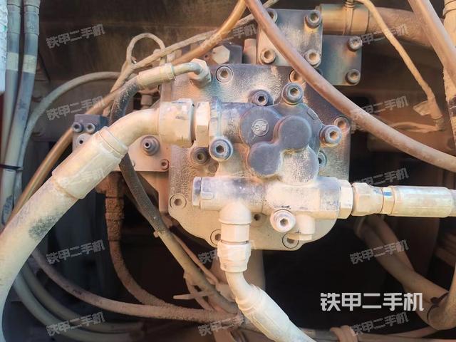 液压泵舱室正面整体（整机外观）