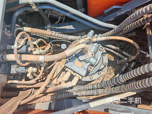 回转马达和主控阀（整机外观）