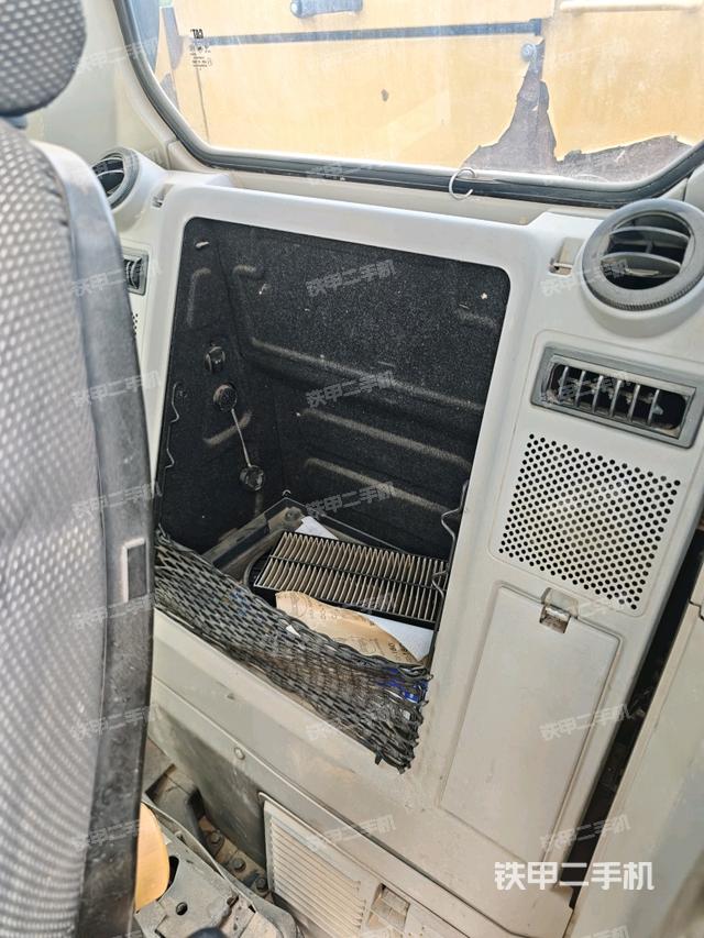 座椅左侧控制台/音响/含左手柄(驾驶室部分) 座椅左侧控制台/音响/含左手柄(驾驶室部分)