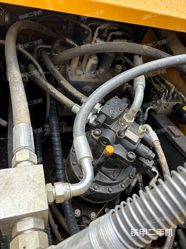 回转马达和主控阀(整机外观) 回转马达和主控阀(整机外观)