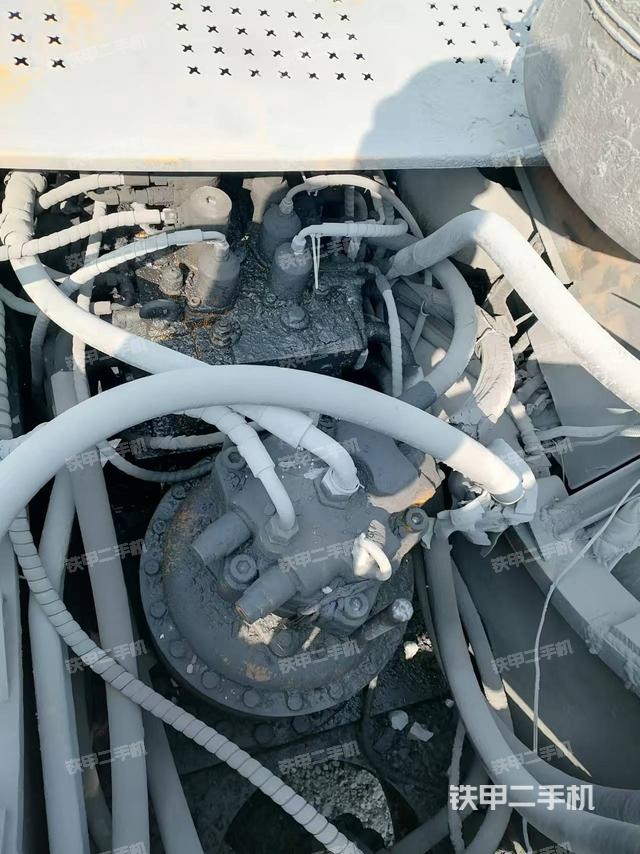 回转马达和主控阀（整机外观）