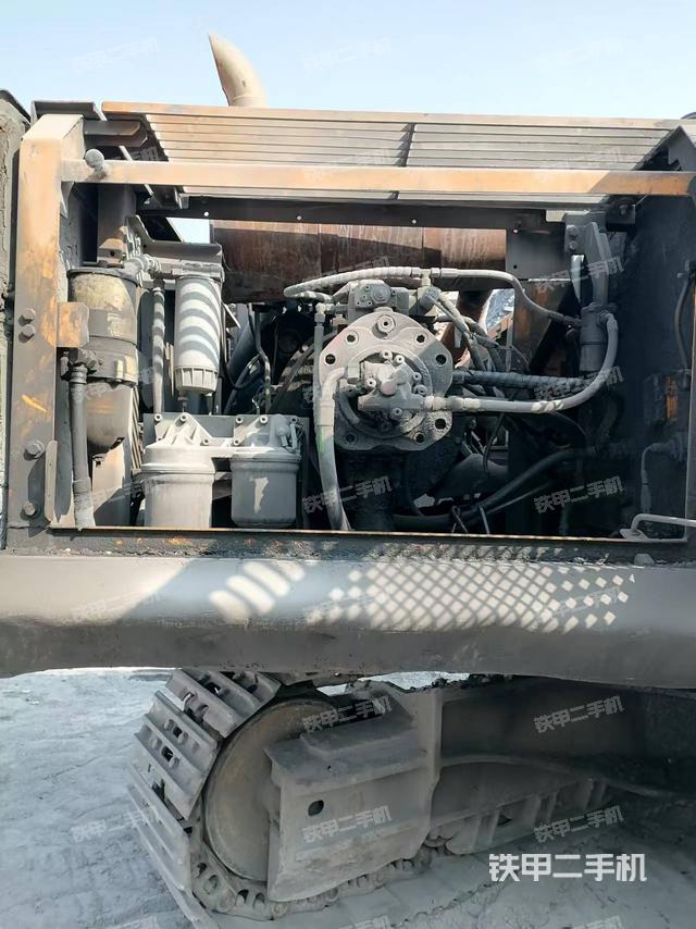 液压泵舱室正面整体（整机外观）