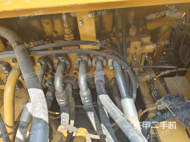 回转马达和主控阀(整机外观) 回转马达和主控阀(整机外观)