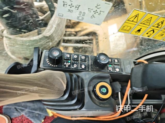 座椅左側(cè)控制臺/音響/含左手柄(駕駛室部分) 座椅左側(cè)控制臺/音響/含左手柄(駕駛室部分)