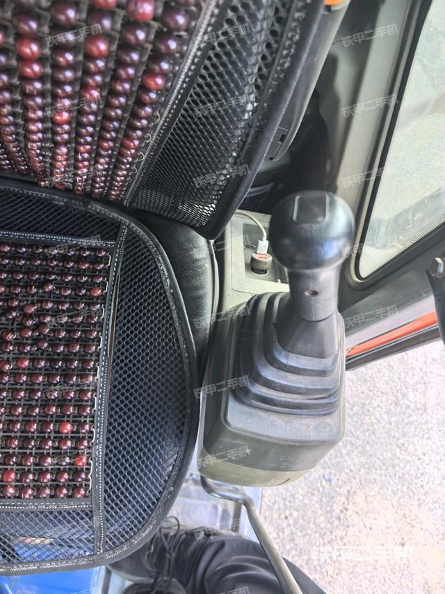 座椅左侧控制台/音响/含左手柄(驾驶室部分) 座椅左侧控制台/音响/含左手柄(驾驶室部分)