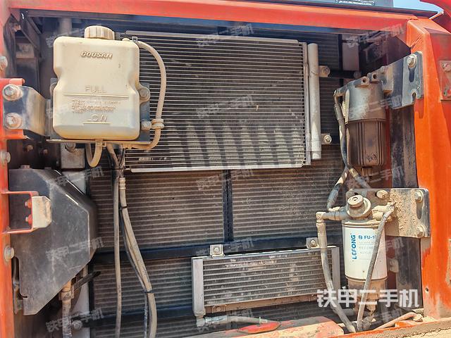 液压泵舱室正面整体（整机外观）