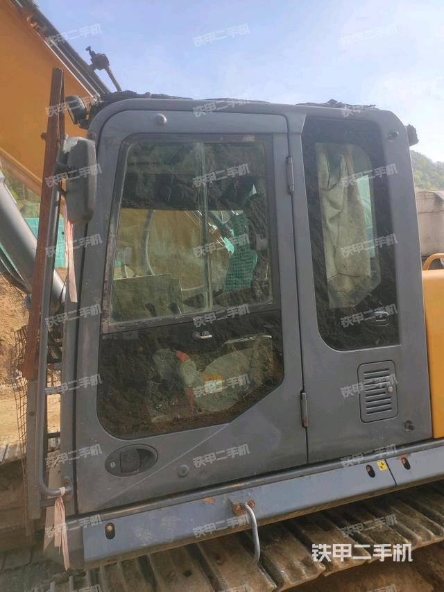 驾驶室顶部(整机外观) 驾驶室顶部(整机外观)