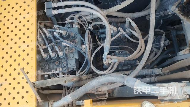 回转马达和主控阀(整机外观) 回转马达和主控阀(整机外观)