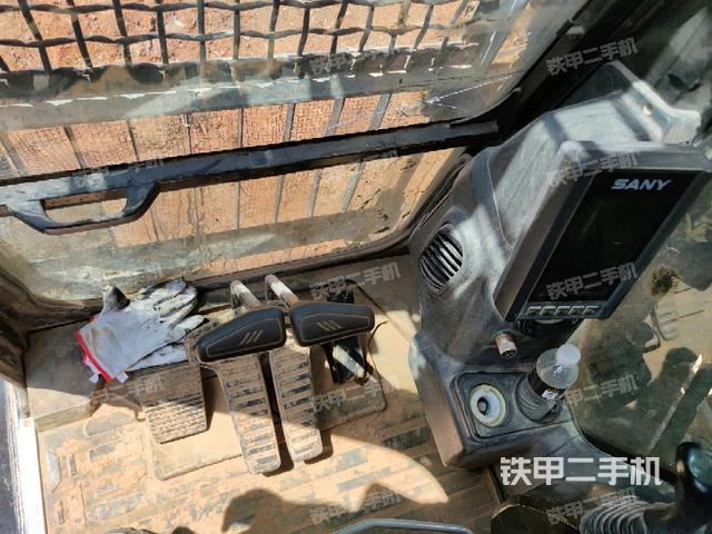 行走控制手柄和踏板?俯拍(駕駛室部分) 行走控制手柄和踏板?俯拍(駕駛室部分)