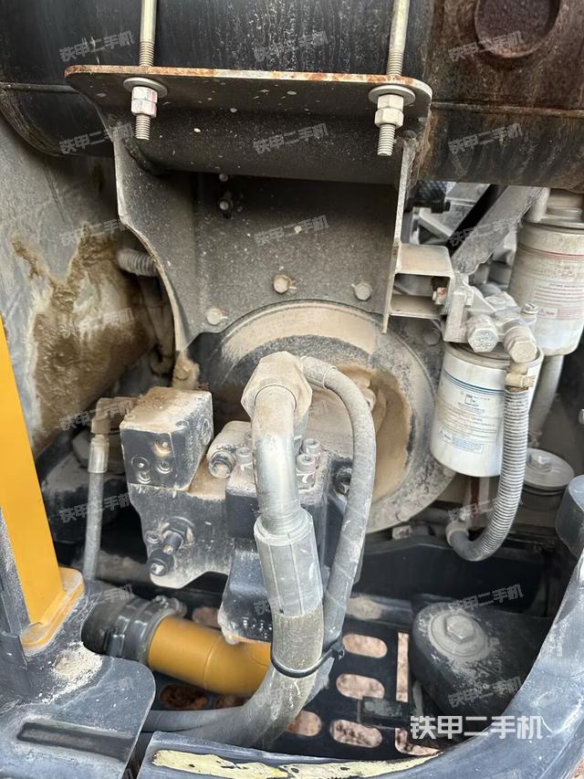 液压泵舱室正面整体（整机外观）