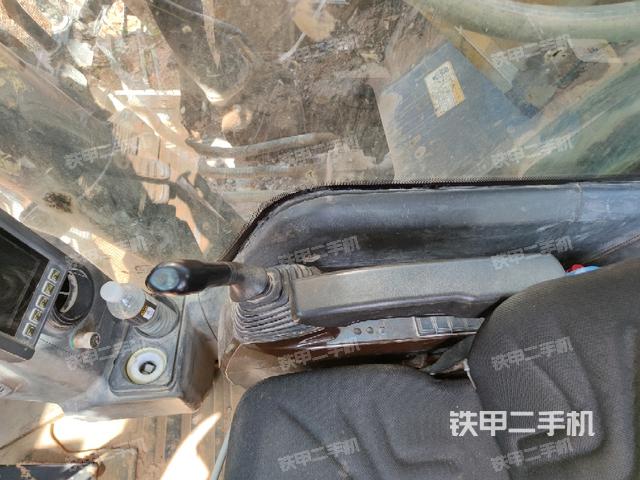 座椅右側(cè)控制臺/鑰匙門/油門/含右手柄(駕駛室部分) 座椅右側(cè)控制臺/鑰匙門/油門/含右手柄(駕駛室部分)