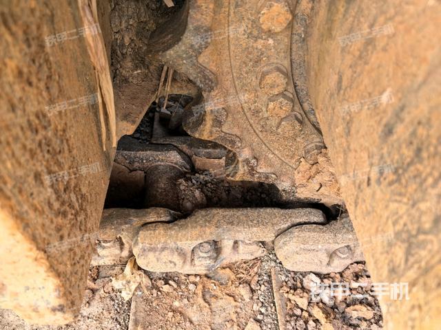 左导向轮(行走机构) 左导向轮(行走机构)