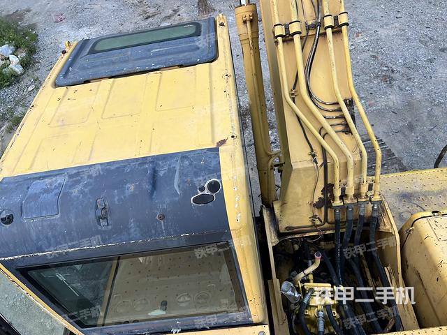 驾驶室顶部(整机外观) 驾驶室顶部(整机外观)