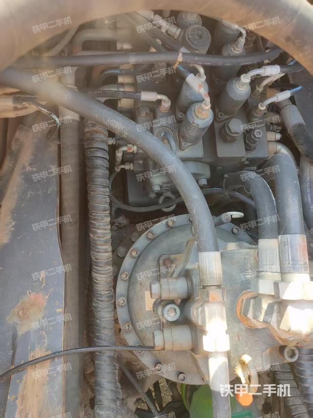 回转马达和主控阀(整机外观) 回转马达和主控阀(整机外观)