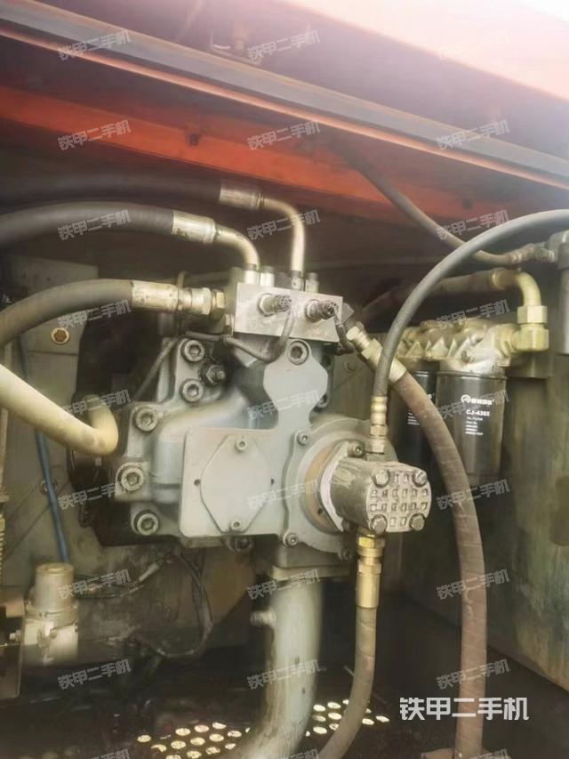 液压泵舱室正面整体（整机外观）