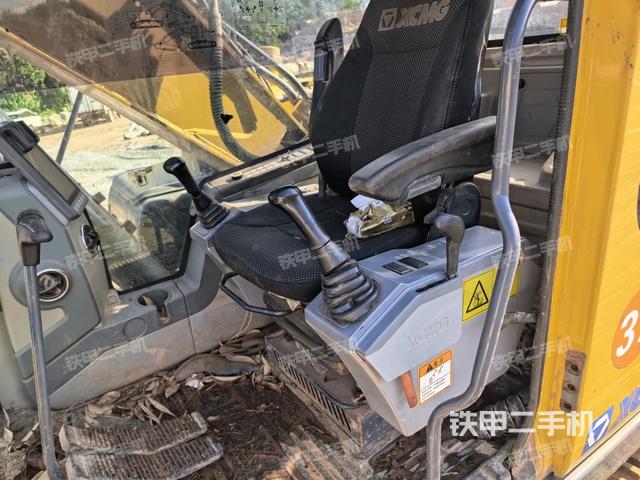 座椅左侧控制台/音响/含左手柄(驾驶室部分) 座椅左侧控制台/音响/含左手柄(驾驶室部分)