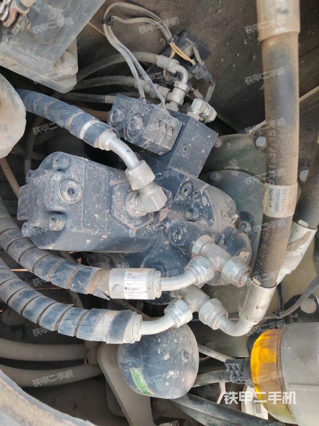 液压泵舱室正面整体(整机外观) 液压泵舱室正面整体(整机外观)