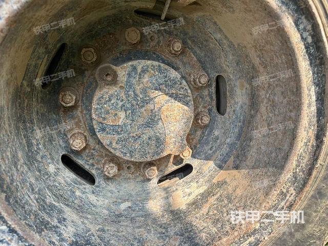 單側(cè)履帶整體(整機(jī)外觀) 單側(cè)履帶整體(整機(jī)外觀)