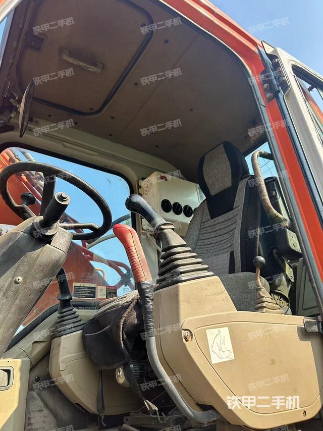 駕駛室整體(整機(jī)外觀) 駕駛室整體(整機(jī)外觀)