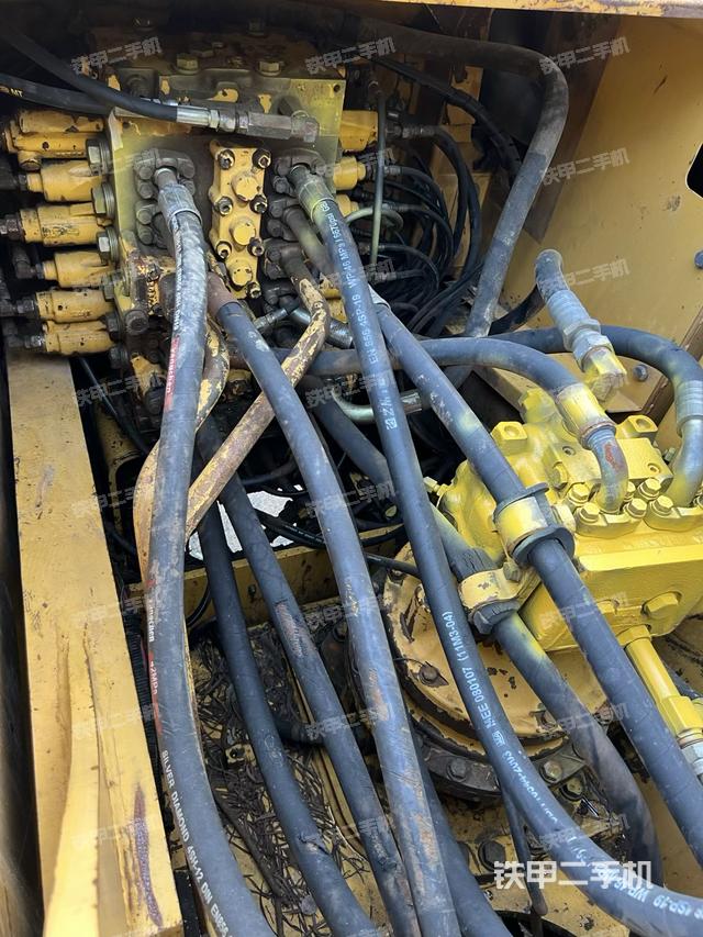 回转马达和主控阀(整机外观) 回转马达和主控阀(整机外观)