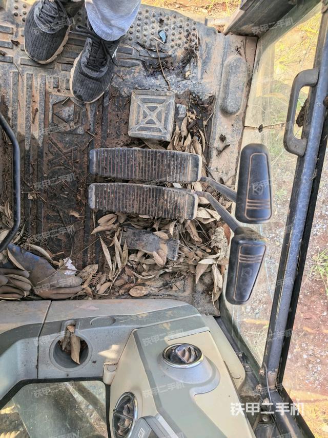 行走控制手柄和踏板 俯拍(驾驶室部分) 行走控制手柄和踏板 俯拍(驾驶室部分)